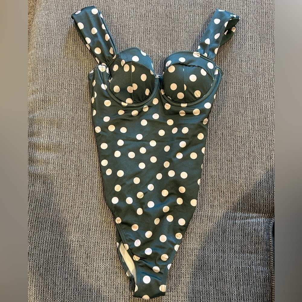D09.25. ASOS green and cream polka dot one piece swimsuit  Sz 6A/B
